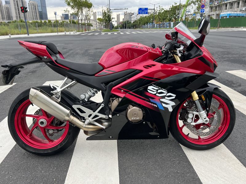 张雪机车 500RR