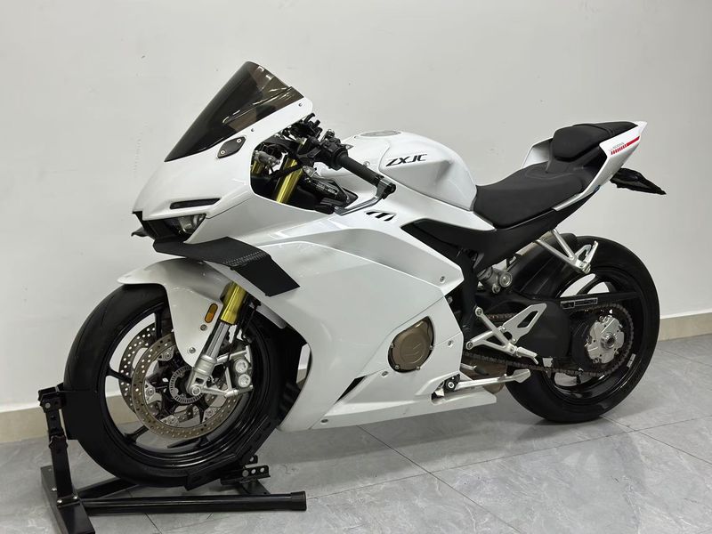 张雪机车 500RR
