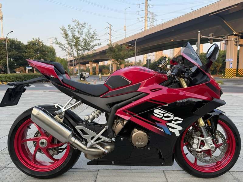 张雪机车 500RR
