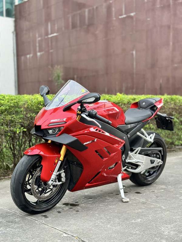 张雪机车 820RR