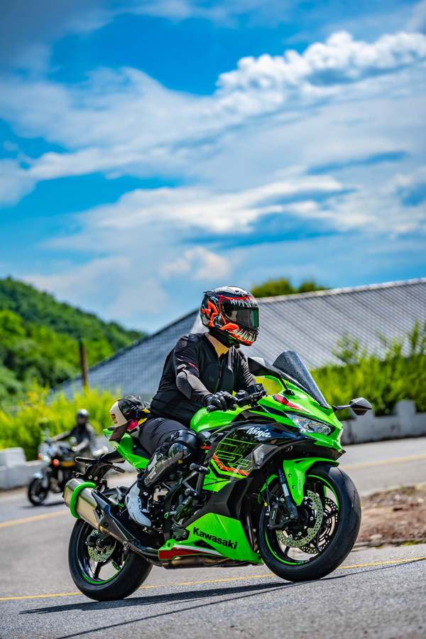 川崎 ZX-4R