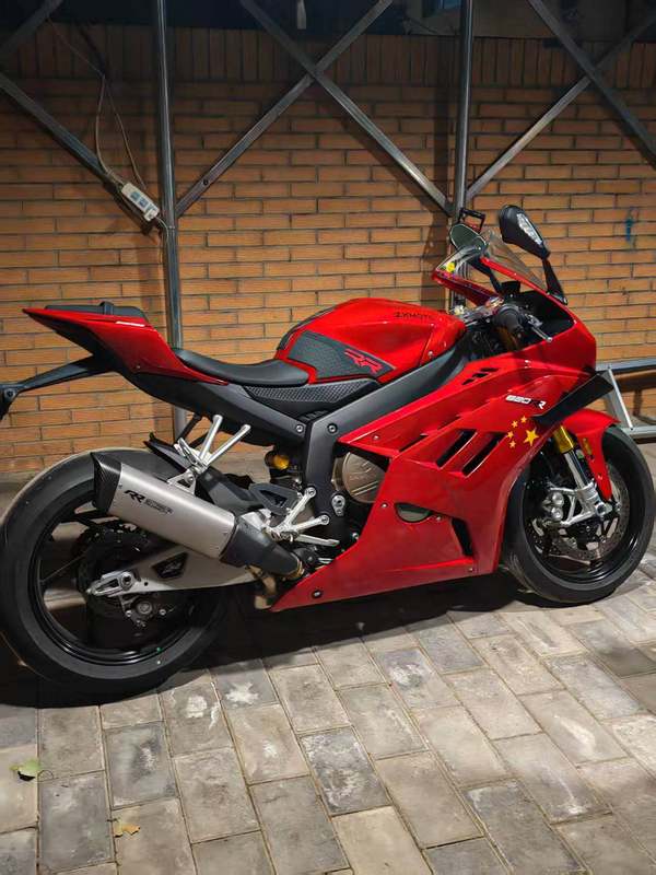 张雪机车 820RR