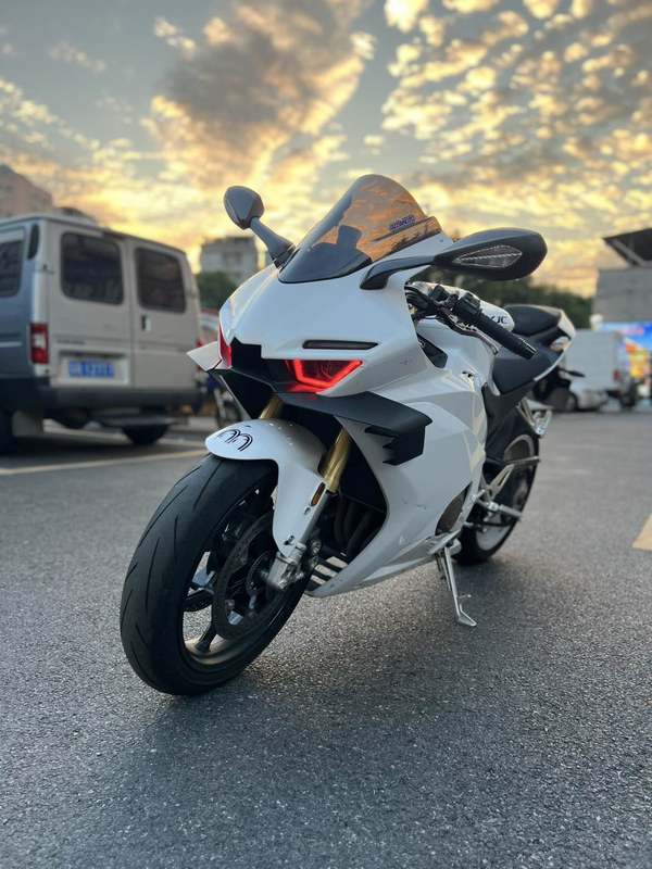 张雪机车 500RR