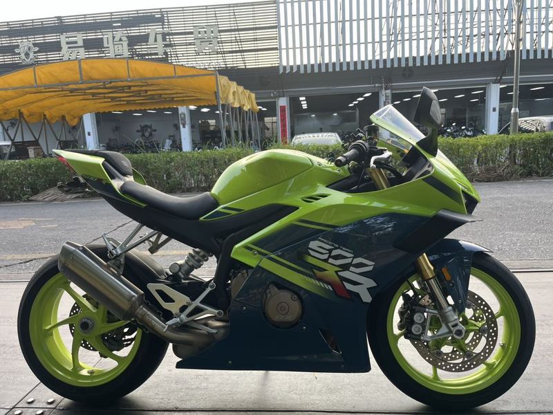 张雪机车 500RR