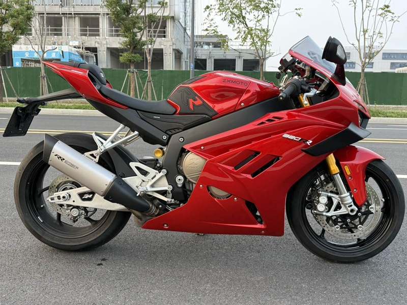 张雪机车 820RR