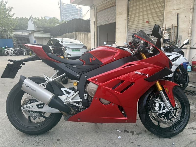 张雪机车 820RR