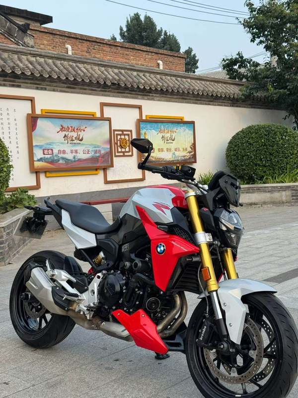宝马 F 900 R