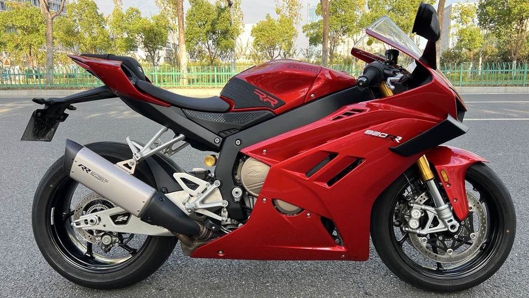 张雪机车 820RR
