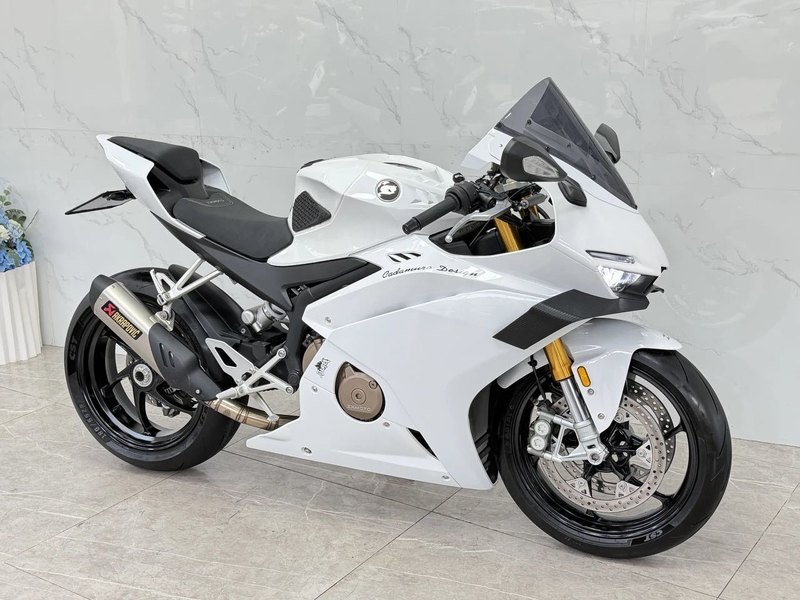 张雪机车 500RR