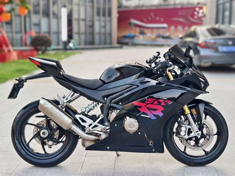 张雪机车 500RR