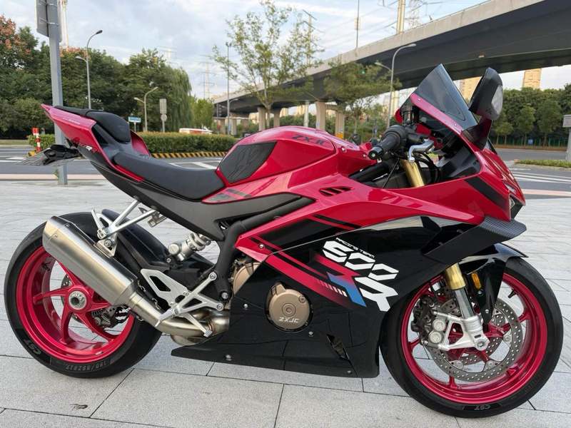 张雪机车 500RR