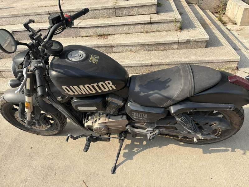 QJMOTOR 闪300S