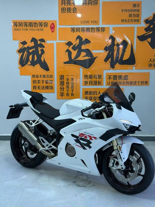 张雪机车 500RR