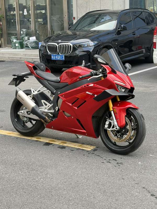 张雪机车 820RR