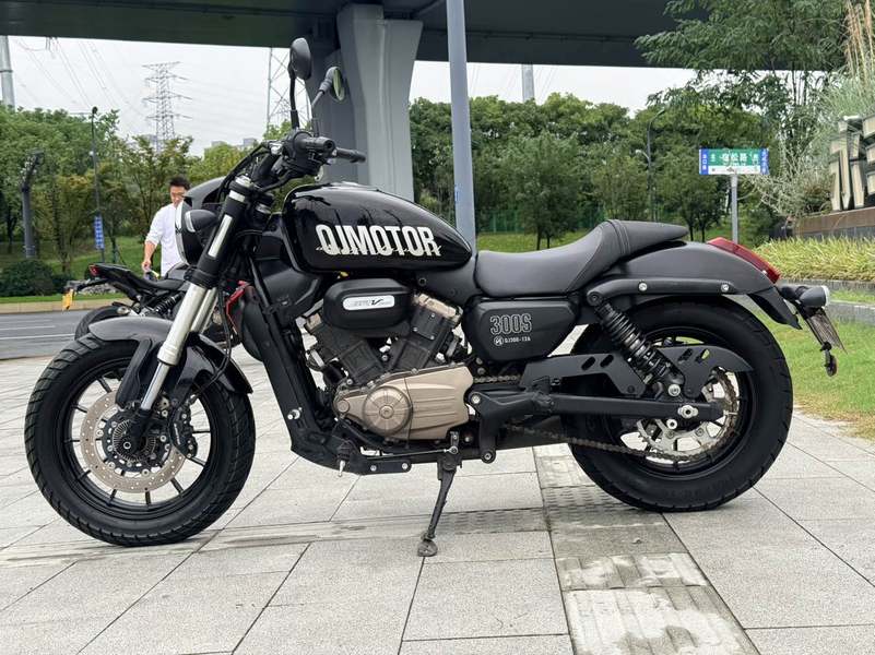 QJMOTOR 闪300S