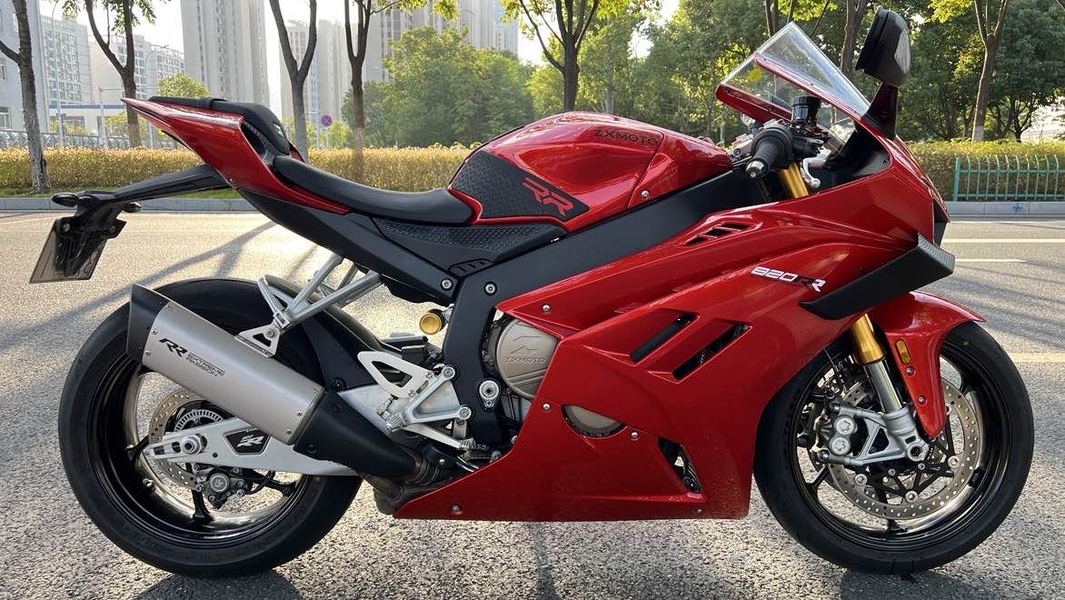 张雪机车 820RR