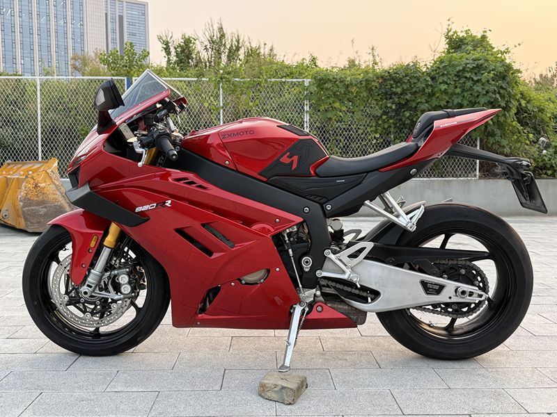 张雪机车 820RR