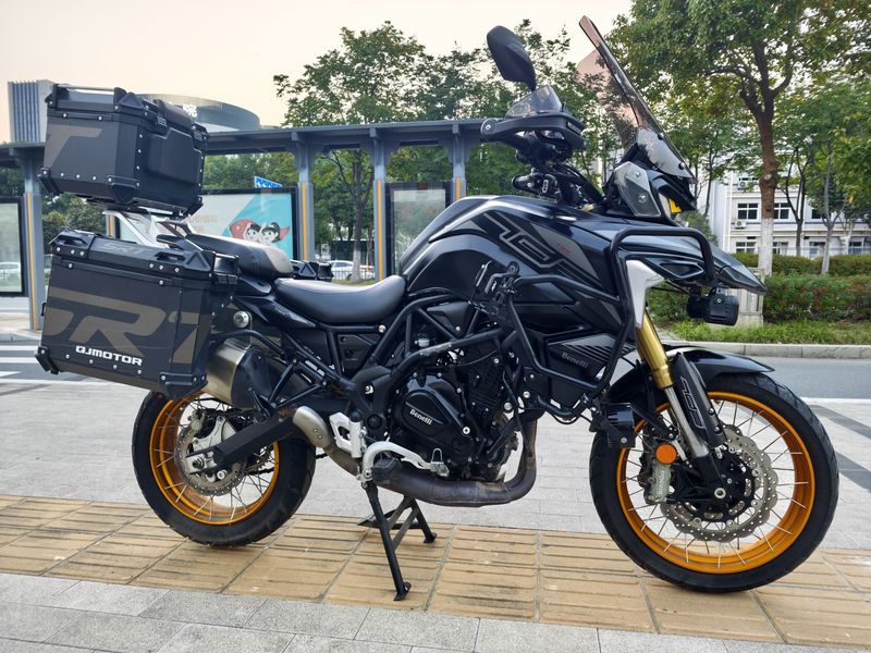 贝纳利 TRK702