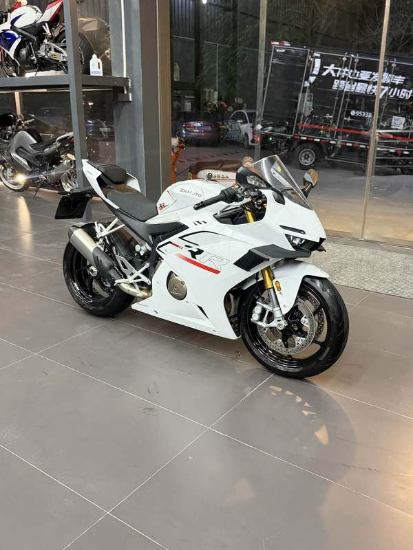 张雪机车 500RR