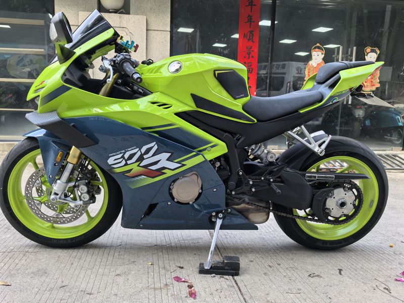 张雪机车 500RR