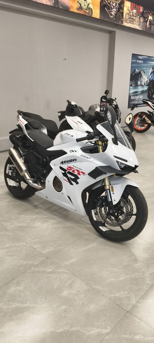 张雪机车 500RR