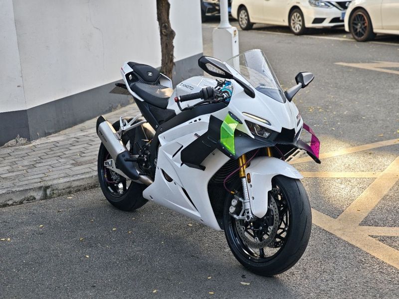 张雪机车 820RR