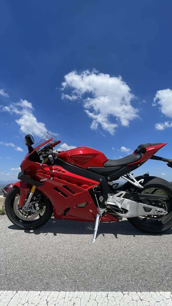 张雪机车 820RR
