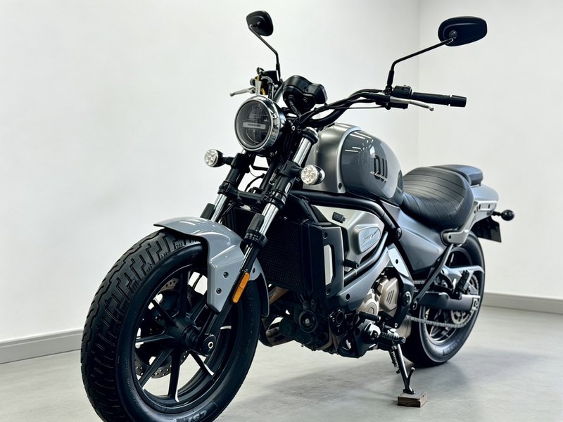 QJMOTOR 闪500S