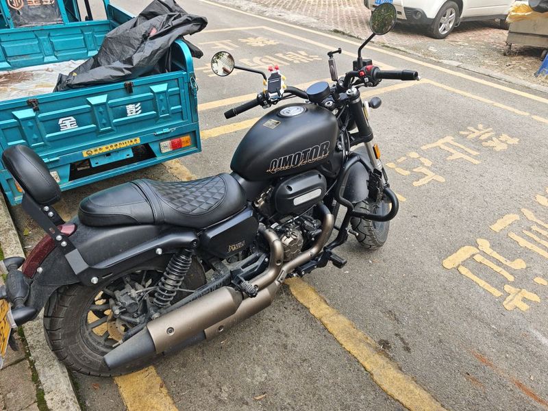 QJMOTOR 闪300S