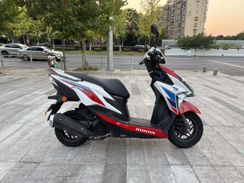 新大洲本田 裂行 RX125Fi
