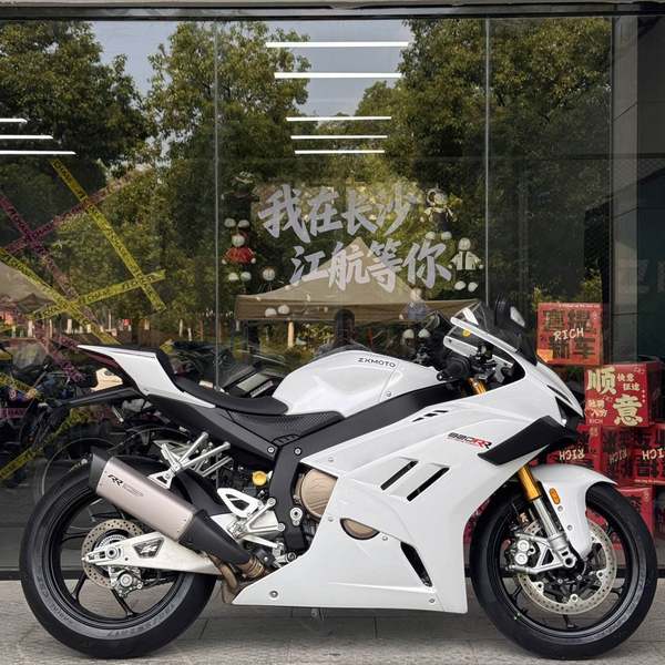 张雪机车 820RR