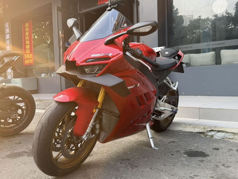张雪机车 820RR