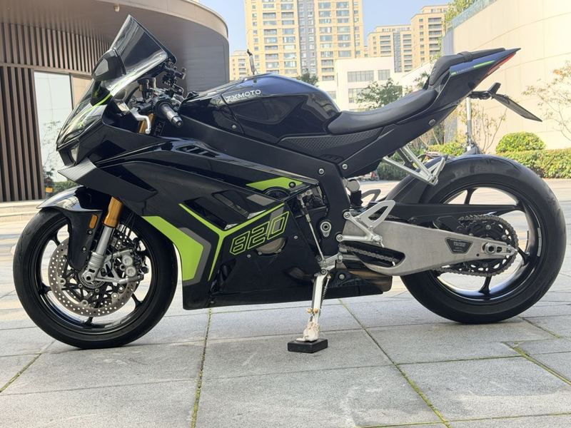 张雪机车 820RR