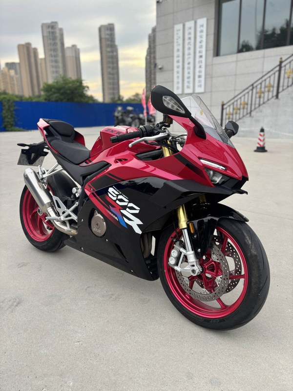 张雪机车 500RR