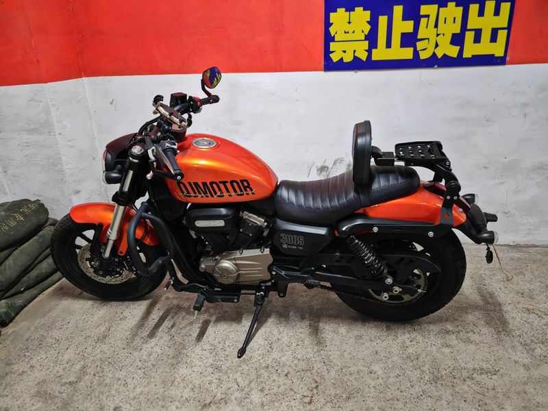 QJMOTOR 闪300S