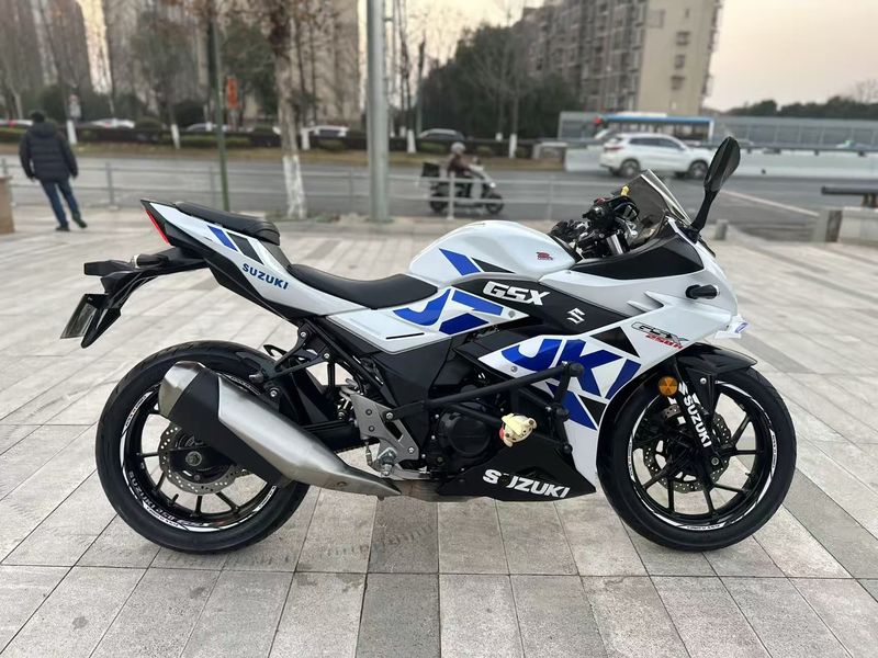 豪爵铃木 GSX250R