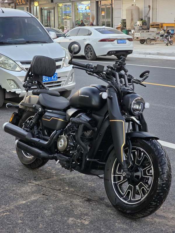 QJMOTOR 闪400
