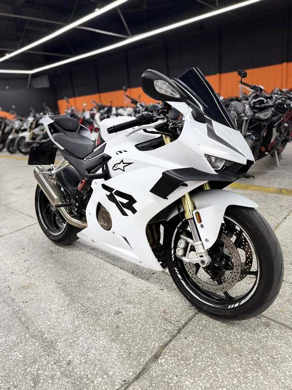 张雪机车 500RR