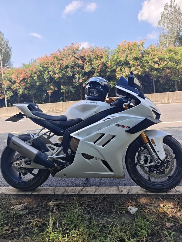 张雪机车 820RR