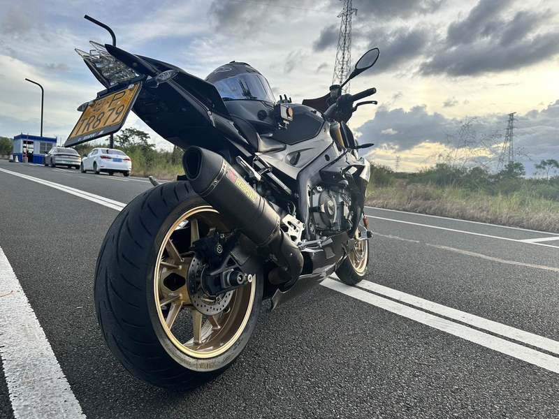 宝马 S 1000 R