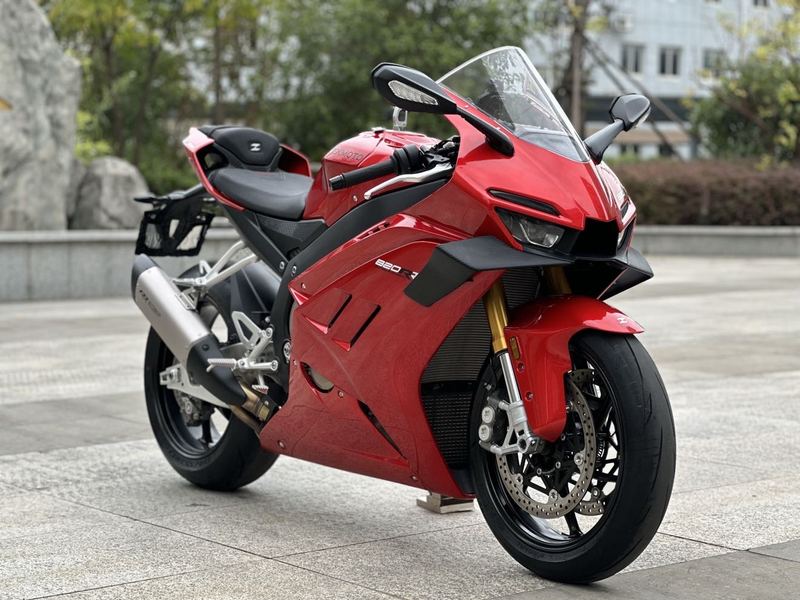 张雪机车 820RR