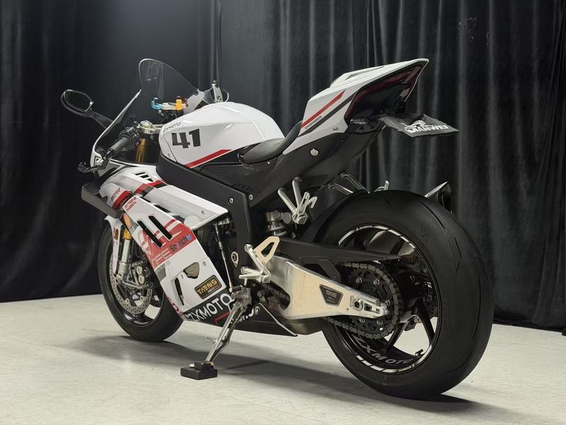 张雪机车 820RR