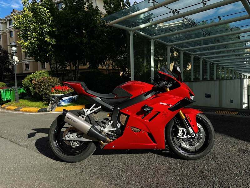 张雪机车 820RR