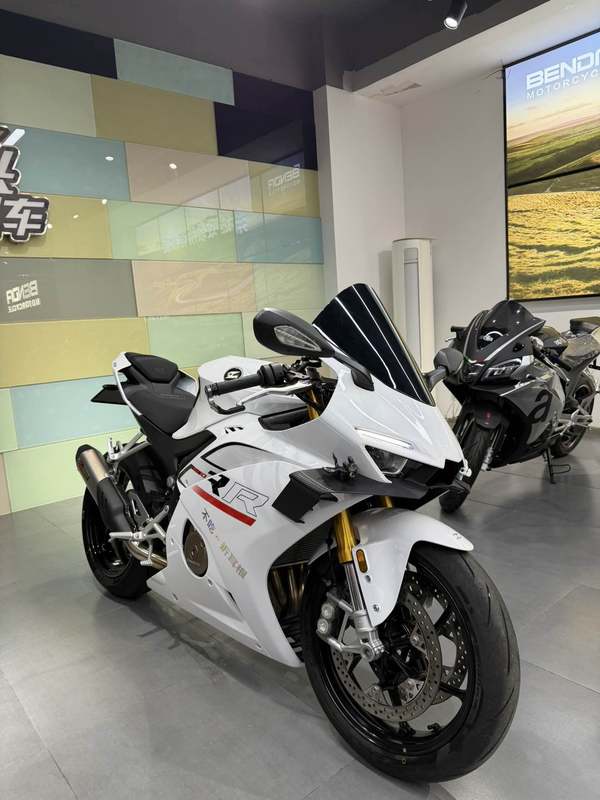 张雪机车 500RR