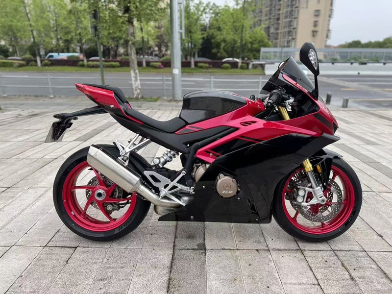 张雪机车 500RR