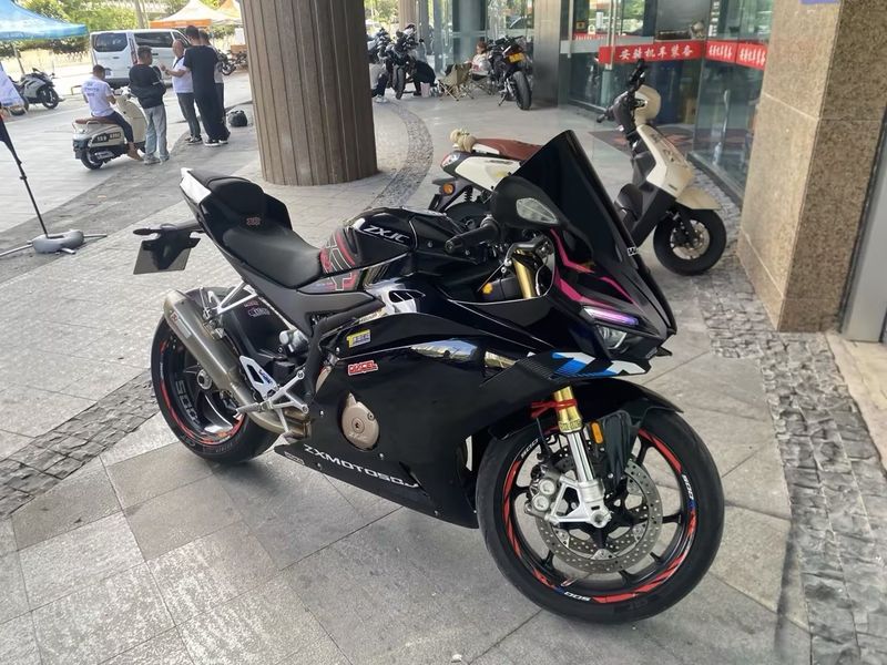 张雪机车 500RR