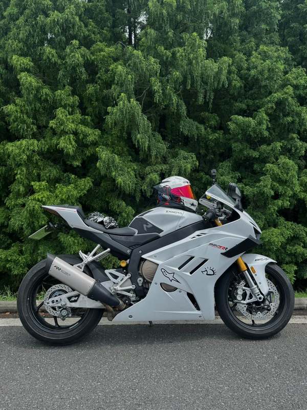 张雪机车 820RR