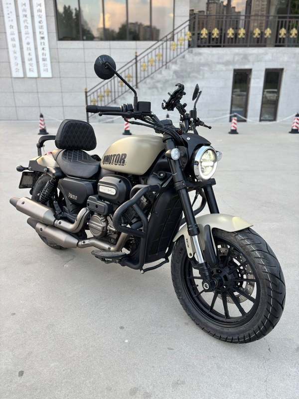 QJMOTOR 闪300S