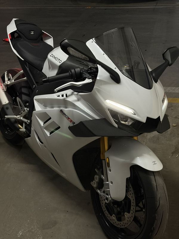 张雪机车 820RR