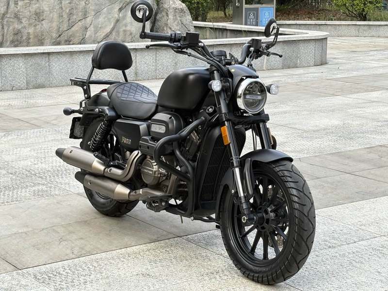 QJMOTOR 闪300S